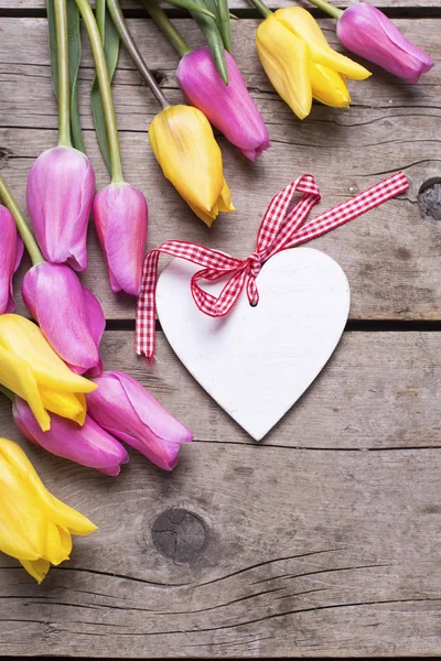 Srdce a jarní tulipány — Stock fotografie