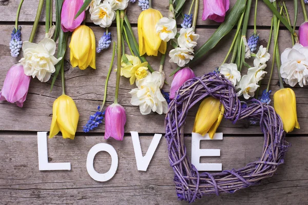 Palavra amor, coração e flores brilhantes — Fotografia de Stock