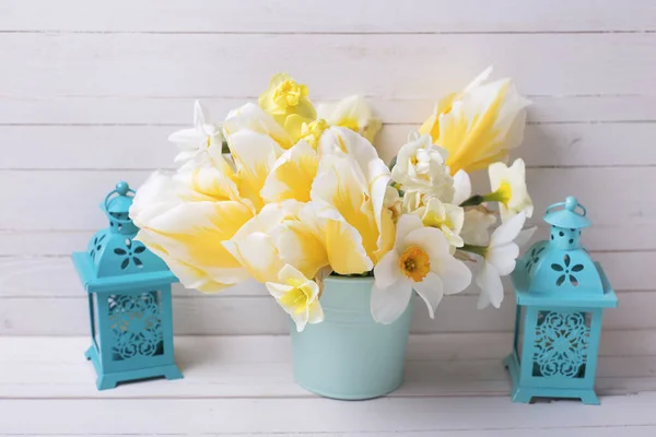 Žluté narcisy a tulipány — Stock fotografie