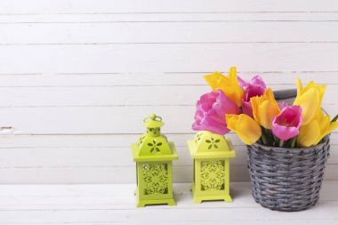 bahar çiçekleri ve fenerler