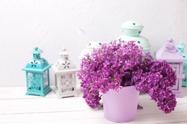 Eflatun çiçekler ve parlak fenerler