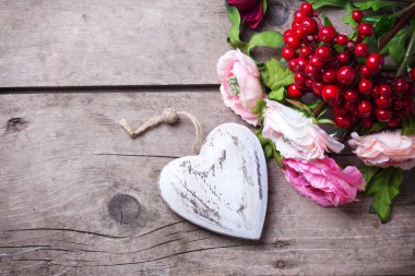 Dekoratif kalp ve çiçek 