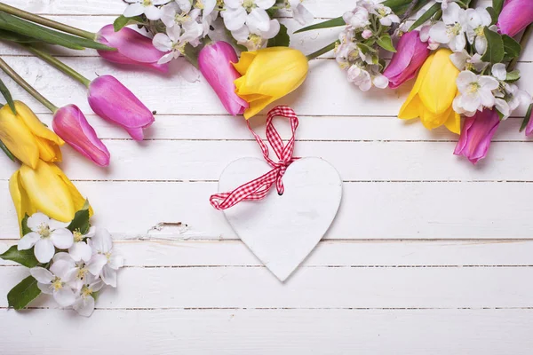 Coração decorativo e flores — Fotografia de Stock
