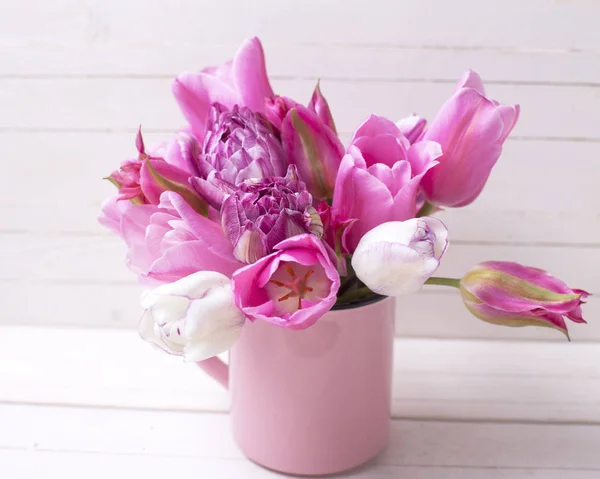 Jasny różowy wiosna kwiaty tulipany w Pucharze różowy — Zdjęcie stockowe