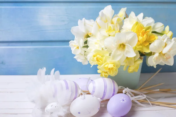 Dekorativní velikonoční vajíčka a bílá a květiny — Stock fotografie