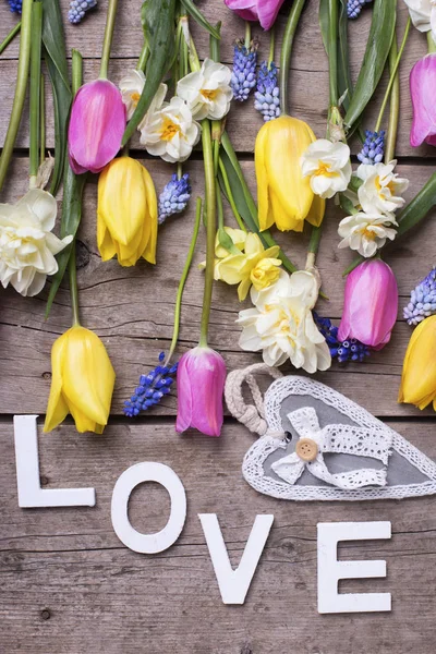 Λέξη αγάπη, καρδιά και φωτεινά λουλούδια — Φωτογραφία Αρχείου