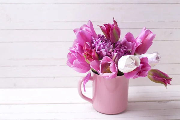 Primavera tulipas flores em copo rosa — Fotografia de Stock