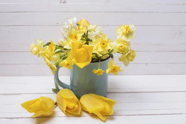 Heldere gele narcissen bloemen in Beker — Stockfoto