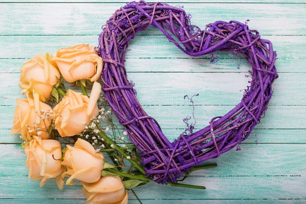 Dekorativ violett hjärta och rosor blommor — Stockfoto