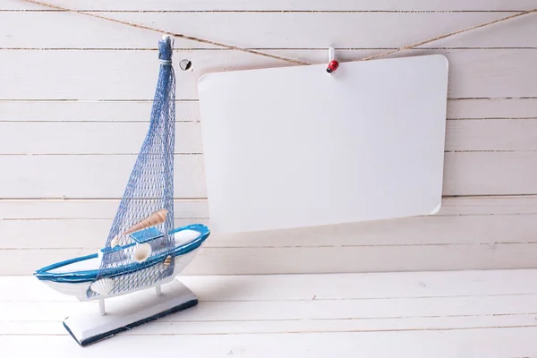 Oyuncak yelkenli tekne ve boş etiket — Stok fotoğraf