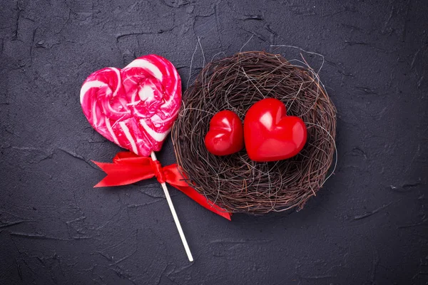 Сердца в гнезде и конфеты с леденцами — стоковое фото