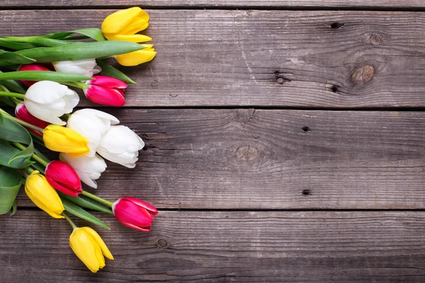 Fiori Tulipani Rossi Gialli Bianchi Fondo Vintage Legno Con Spazio — Foto Stock