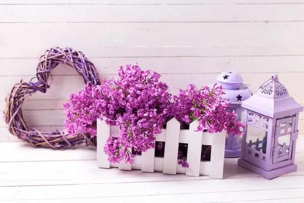 Primavera Fiori Lilla Scatola Lanterne Decorative Cuore Legno Sfondo Bianco — Foto Stock