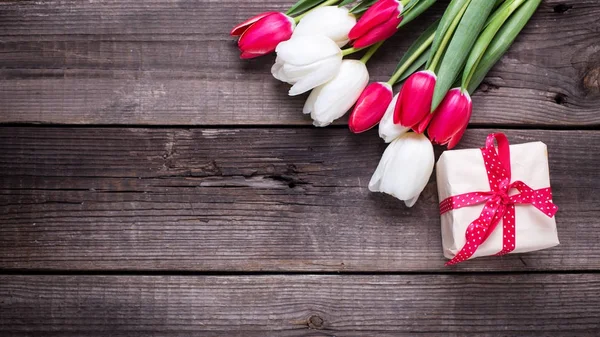 Caja Regalo Tulipanes Primavera Sobre Fondo Rústico Madera Con Espacio — Foto de Stock