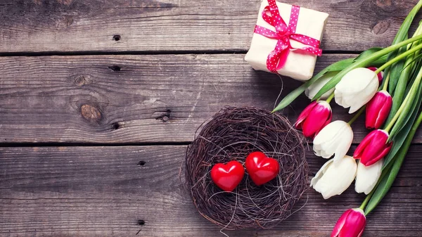 Pequeños Corazones Rojos Decorativos Nido Tulipanes Color Caja Regalo Sobre —  Fotos de Stock