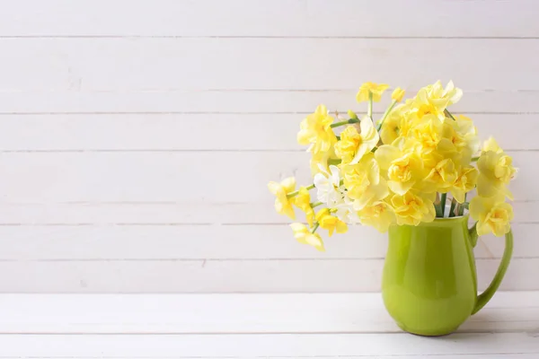 Giallo Brillante Primavera Narcisi Brocca Sfondo Legno Chiaro — Foto Stock