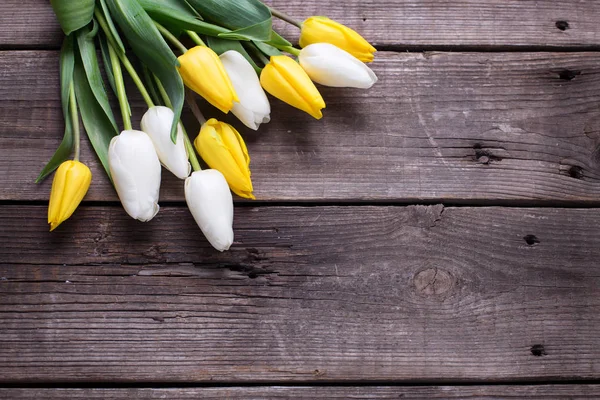 Fleurs Tulipes Jaunes Blanches Sur Fond Bois Vintage — Photo