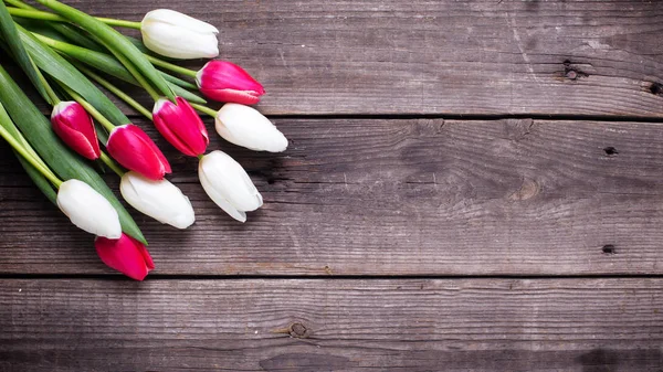 Ramo Tulipanes Rosa Brillante Blanco Sobre Fondo Madera Envejecida —  Fotos de Stock