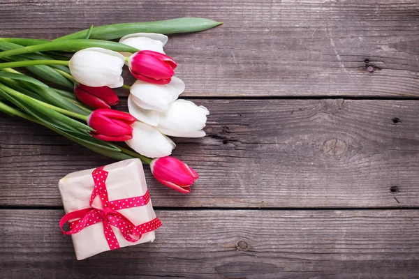 Box Med Gåva Och Våren Tulpaner Blommor Rustika Trä Bakgrund — Stockfoto