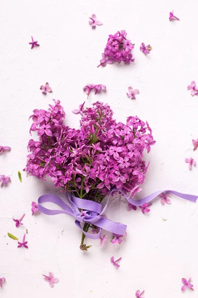 Bouquet Splendides Fleurs Lilas Sur Fond Gris Texturé Vue Dessus — Photo