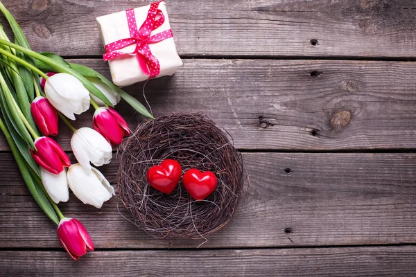 Corações Pequenos Vermelhos Decorativos Ninho Flores Tulipas Primavera Brilhantes Caixa — Fotografia de Stock