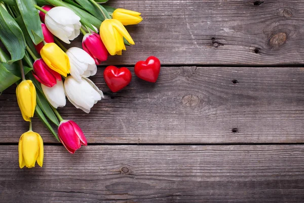 Pequenos Corações Decorativos Flores Tulipas Primavera Brilhantes Fundo Madeira Foco — Fotografia de Stock