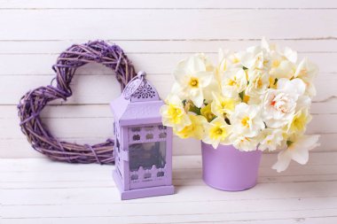 Bahar nergis Menekşe pot, fener ve Beyaz ahşap zemin üzerinde dekoratif kalp.