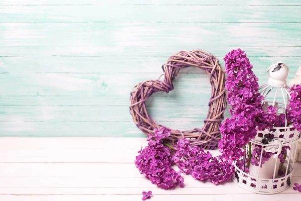 Фиолетовые Сиреневые Цветы Декоративное Сердце Фонарь Белом Деревянном Фоне Бирюзовой — стоковое фото