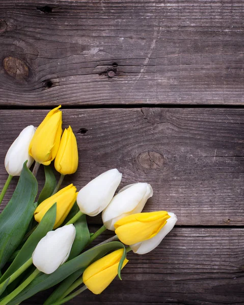 Jarní Květiny Žluté Bílé Tulipány Vinobraní Dřevěné Pozadí Selektivní Fokus — Stock fotografie