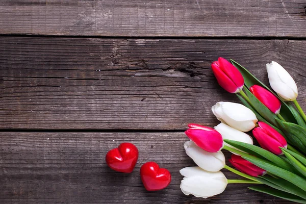 Zwei Rote Dekorative Herzen Und Leuchtende Frühlingsblumen Auf Rustikalem Holzgrund — Stockfoto