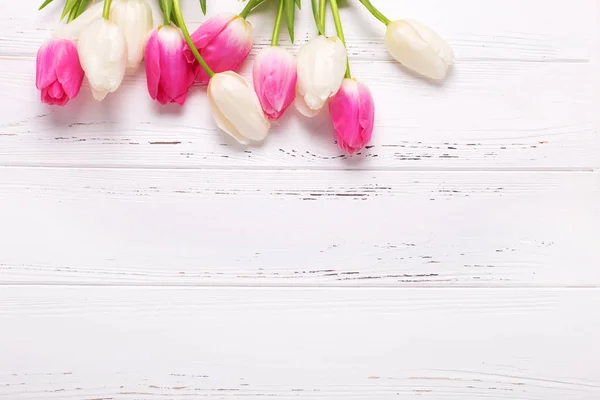 粉红色和白色的郁金香在老式的白色木制背景的花朵 选择性焦点 文本位置 — 图库照片