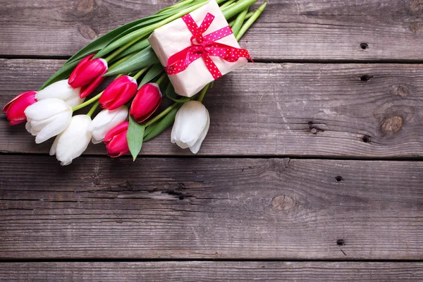 Boîte Avec Cadeau Fleurs Tulipes Printanières Lumineuses Sur Fond Bois — Photo