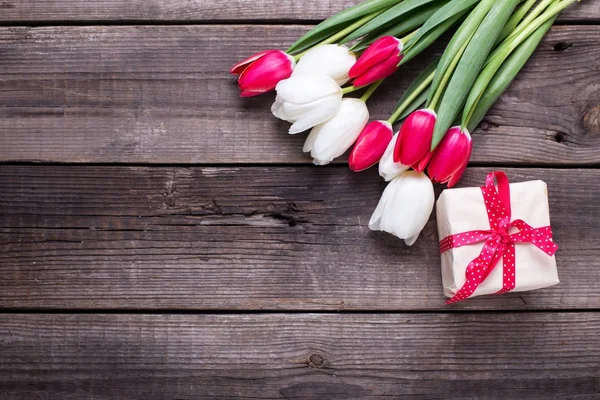 Boîte Avec Cadeau Fleurs Tulipes Printanières Lumineuses Sur Fond Bois — Photo