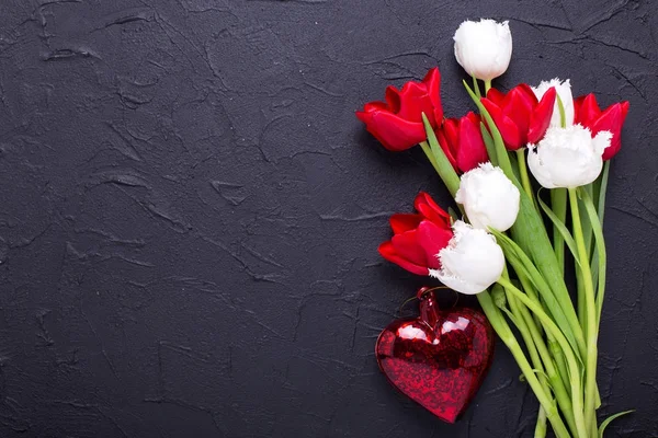 Leuchtend Rote Und Weiße Tulpenblüten Und Dekoratives Herz Auf Schwarzem — Stockfoto