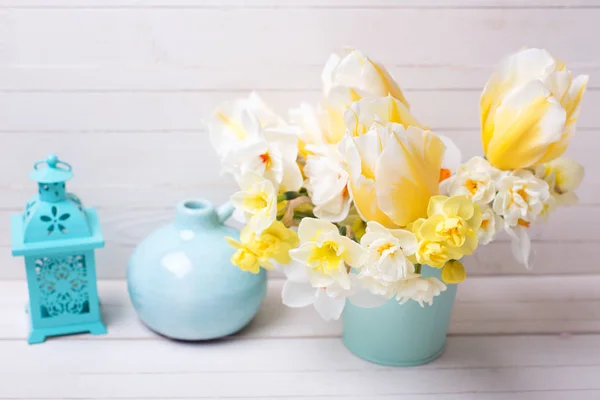 Narcisi Gialli Vivaci Tulipani Vaso Lanterna Blu Fondo Bianco Legno — Foto Stock