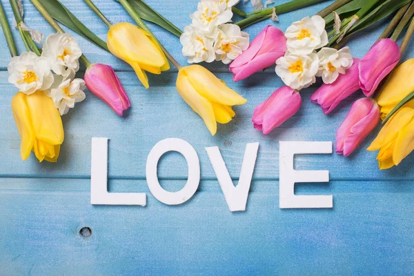 Palabra Amor Flores Rosas Amarillas Blancas Sobre Fondo Madera Azul —  Fotos de Stock