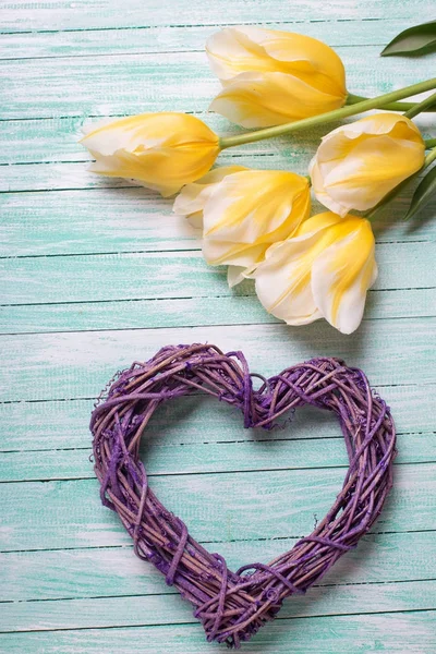 Hintergrund Mit Springtulpen Gelbe Tulpen Und Dekoratives Herz Auf Türkisfarbenem — Stockfoto