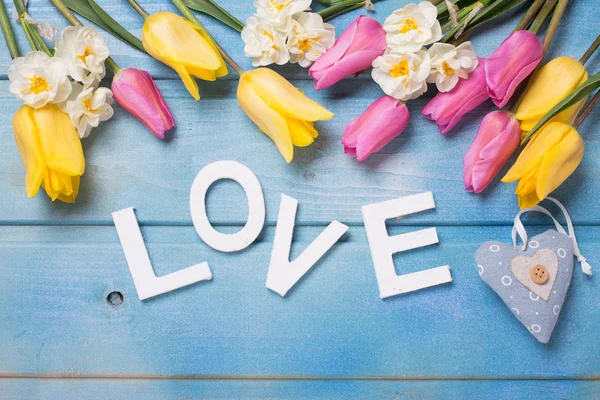 Wort Liebe Dekoratives Herz Und Rosa Gelbe Und Weiße Blumen — Stockfoto