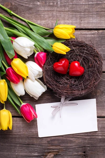 Pequenos Corações Decorativos Ninho Etiqueta Vazia Flores Tulipas Primavera Brilhantes — Fotografia de Stock