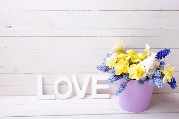 Muscaries Yellow Narcissus Flowers Violet Bucket Word Love Wooden Background — Stock Photo, Image