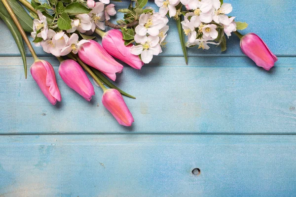 Frontera Flores Manzano Tulipanes Rosados Sobre Fondo Madera Azul Lugar —  Fotos de Stock