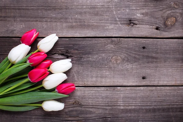 Flores Brillantes Tulipanes Rojos Blancos Sobre Fondo Madera Envejecida Enfoque — Foto de Stock
