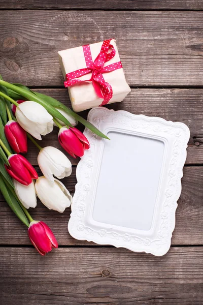 Tom Ram Box Med Nuvarande Och Ljusa Tulpaner Blommor Rustika — Stockfoto