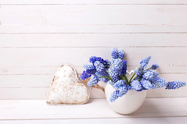 Mavi Muscaries Çiçek Vazo Dekoratif Kalp Beyaz Ahşap Zemin Üzerinde — Stok fotoğraf