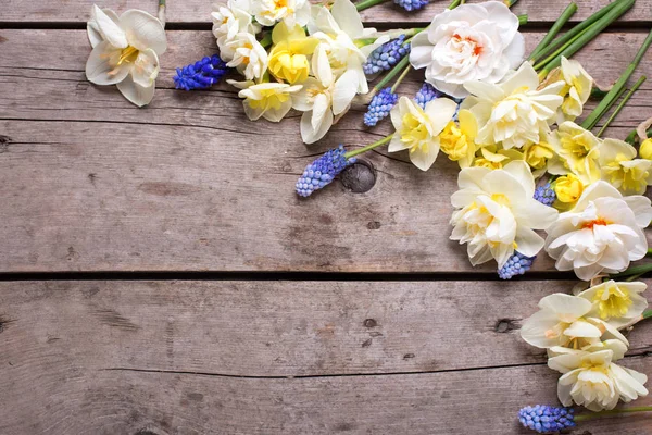 Borte Aus Tulpen Narzissen Muskarien Blumen Auf Rustikalem Holzgrund — Stockfoto