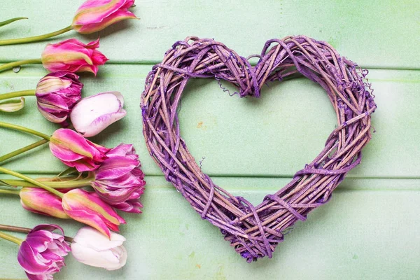 Violett Dekorativa Hjärta Och Rosa Tulpaner Vårblommor Grön Trä Bakgrund — Stockfoto