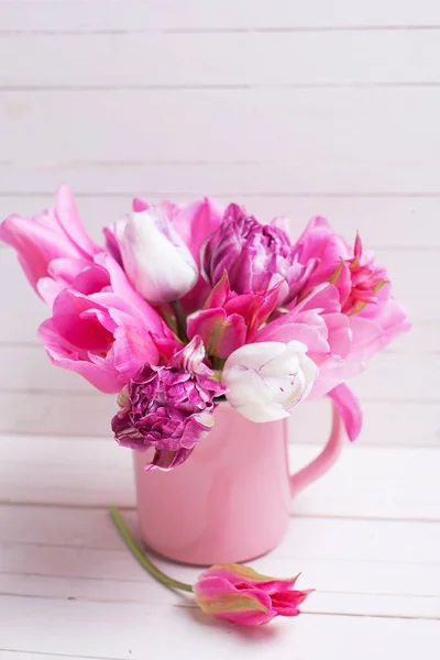 白い木製の背景にピンクのカップの明るいピンク春チューリップの花の様々 選択と集中 — ストック写真