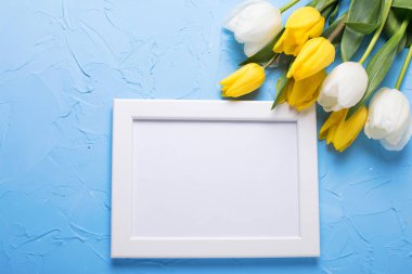 Parlak sarı Lale çiçek ve mavi dokulu arka plan üzerinde boş etiket.