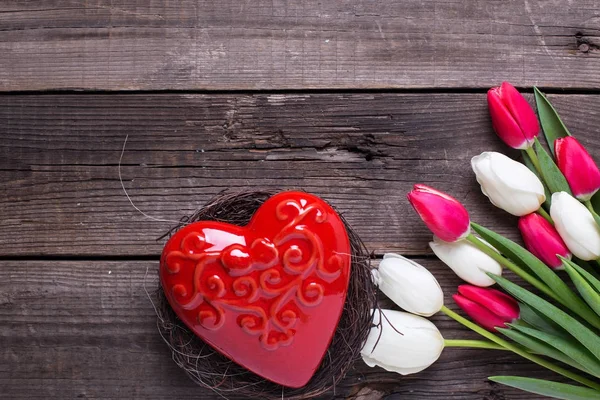 Corazón Rojo Decorativo Nido Brillantes Tulipanes Primavera Flores Sobre Fondo — Foto de Stock