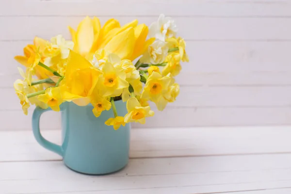 Flores Narcisos Primavera Taza Azul Sobre Fondo Madera Blanca Enfoque —  Fotos de Stock